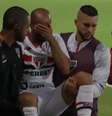 Lucas se lesiona novamente e sai carregado de jogo do São Paulo.  Foto: Reprodução/TV Globo / Estadão