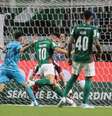Paulinho volta a jogar após 302 dias e promete: ‘Quero voltar aos 100%, fazer gols, dar títulos’  Foto: Werther Santana/Estadão / Estadão