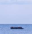 Migrantes tentam atravessar o Canal da Mancha em barcos usados por coiotes, como essa embarcação retratada ao largo da costa de Gravelines, no norte da França, em 14 de abril de 2026.  Foto: AFP - SAMEER AL-DOUMY / RFI