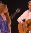 Shakira e Caetano Veloso durante show da colombiana na Praia de Copacabana.  Foto: TV Globo/Divulgação / Estadão