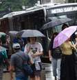SÃO PAULO - SP 09-02-2006  CIDADES METRÓPOLE OE / CHUVA AV. PAULISTA - Pedestres caminham com guarda-chuva em tarde chuvosa na Av. Paulista n Foto: Daniel Teixeira/Estadão / Estadão