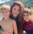 Shakira com os filhos  Milan, de 13 anos, e Sasha, de 11  Foto: Reprodução