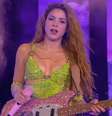 Shakira era esperada no palco às 21h45, mas só apareceu depois das 23h  Foto: Reprodução/TV