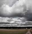 Nuvens carregadas indicam instabilidade do tempo em Minas Gerais, com alerta de chuva forte e possibilidade de granizo. Foto: Freepik / Portal de Prefeitura