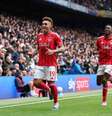 João Pedro fez um gol de bicicleta, mas não conseguiu evitar a derrota do Chelsea em casa - Foto: Alex Pantling/Getty Images / Jogada10