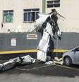 Destroços do avião no estacionamento do edifício em que bateu em BH.  Foto: ANSA / Ansa - Brasil