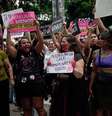 Manifestantes exibem cartazes com mensagens impactantes durante uma marcha para denunciar o aumento dos casos de feminicídio e protestar contra todas as formas de violência contra a mulher, em São Paulo, Brasil Foto: Faga Almeida/UCG/Universal Images Group via Getty Images