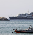 O navio MV Hondius ancorou ao largo da costa da Praia, na ilha de Santiago, Cabo Verde.  Foto: Elton Monteiro/EPA/The Guardian
