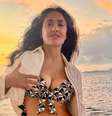 Aos 59 anos, Salma Hayek trocou a musculação pela yoga restaurativa pensando na longevidade. 'Ficará surpreso com o efeito que isso pode ter'.  Foto: Reprodução/Instagram, @salmahayek / Purepeople