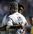 Neymar e Robinho Júnior comemoram gol contra o Flamengo em 2025   Foto: Ricardo Moreira/Getty Images / Esporte News Mundo