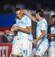 Carlos Vinícius em disputa de bola com jogador do Dep. Riestra - Foto: Lucas Uebel / Grêmio FBPA - Legenda: Jogadores do Grêmio comemoram o gol de pênalti marcado por Carlos Vinícius / Jogada10