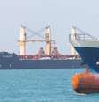 Mais de 2 mil navios e 20 mil marinheiros estão parados no estreito de Ormuz  Foto: Reuters / BBC News Brasil