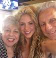 A cantora Shakira posa ao lado da mãe, Nidia, e do pai, William  Foto: @shakira via Instagram / Estadão