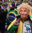 Um apoiador do ex-presidente Jair Bolsonaro usa uma máscara do presidente dos EUA, Donald Trump, durante uma manifestação que exige anistia para os presos pela suposta tentativa de golpe de 2023, em São Paulo, em 6 de abril de 2025.  Foto: RFI