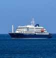 Vista aérea do navio de cruzeiro MV Hondius ancorado ao largo do porto da Praia, capital de Cabo Verde, em 3 de maio de 2026.  Foto: © AFP / RFI