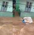 Rapaz agarrou-se a um isopor para tentar se proteger e sair da situação  Foto: Reprodução 