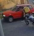 Motorista foi agredido com um soco antes de perder o controle do veículo e bater contra um poste  Foto: Reprodução/Radar Geral/Facebook