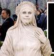 A modelo Heidi Klum, ao lado da escultura 'Vestal Velada', de Raffaelle Monti Foto: Getty Images/Museu Metropolitano de Arte de Nova York / BBC News Brasil