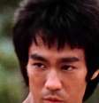 Bruce Lee sobre uma verdade incômoda, mas profundamente humana: 'Não reze por uma vida fácil; reze pela força para suportar uma vida difícil'.  Foto: Reprodução, Warner Bros. / Purepeople