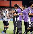 Neymar e Robinho se abraçaram depois do gol  Foto: Raul Baretta / Santos FC.