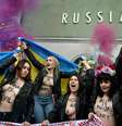 Russas do Pussy Riot e ucranianas do Femen se uniram em protesto contra Moscou na Bienal Foto: ANSA / Ansa - Brasil