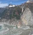 Vista aérea do deslizamento de terra e tsunami de agosto de 2025 perto da geleira South Sawyer, no Alasca  Foto: Cyrus Read/U.S. Geological Survey / BBC News Brasil