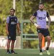 Renan Lodi foi tomar satisfação com Lyanco após a suspensão –  Foto: Reprodução / SporTV / Jogada10