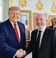 O presidente dos Estados Unidos, Donald Trump, cumprimenta o presidente do Brasil, Luiz Inácio Lula da Silva, em Washington.  Foto: Ricardo Stuckert/Presidência da República / Estadão