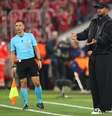 Kompany cumprimenta Kimmich no momento da substituição. Empate eliminou o Bayern na semifinal da Champions - Foto: Divulgação / FC Bayern / Jogada10