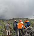 Uma foto divulgada em 8 de maio de 2026 pela Agência Nacional de Busca e Resgate da Indonésia (BASARNAS) mostra equipes de resgate de prontidão após a erupção do vulcão Monte Dukono, em Halmahera Norte, Maluku do Norte. Três excursionistas morreram na erupção do vulcão Monte Dukono, na Indonésia, em 8 de maio, quando se encontraram em uma zona de risco, disseram as autoridades.  Foto: AFP - HANDOUT / RFI
