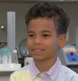 Aos 9 anos, Aiden Wilkins já faz faculdade nos Estados Unidos e sonha em se tornar neurocirurgião pediátrico; conheça sua história Foto: Reprodução/YouTube / Bons Fluidos