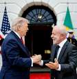 O presidente brasileiro Lula da Silva cumprimenta o presidente dos EUA, Donald Trump, na chegada à Casa Branca: viagem também tem uma segunda função, igualmente importante para Lula, já que cada ponto da agenda bilateral se relaciona diretamente com uma questão eleitoral interna. Ricardo Stuckert/PR, CC BY  Foto: The Conversation