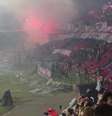 Torcida do Independiente Medellín x Flamengo lança sinalizadores, entre outros objetos, no campo do Atanasio Girardot –  Foto: Reprodução / Jogada10