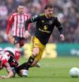 Omar Alderete, à direita, se antecipa.Assim, evita a chegada de Mbeumo, do Manchester United. Foto: Stu Forster/Getty Images / Jogada10