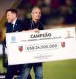 Flamengo comemora título e dinheiro como campeão da Libertadores - Foto: Adriano Fontes / Flamengo - Legenda: Presidente rubro-negro com cheque de premiação da Libertadores / Jogada10