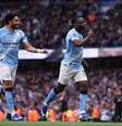 Cherki, do Manchester City, disputa a bola com Jensen e Aaron Hickey, do Brentford.  Foto: Michael Regan/Getty Images / Jogada10