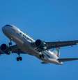 Um avião da Frontier Airlines se aproxima do Aeroporto Nacional Ronald Reagan de Washington  Foto: REUTERS/ Ken Cedeno