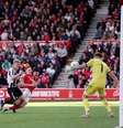 Nick Woltemade, do Newcastle, e Nicolas Dominguez, do Nottingham, travam disputa no City Ground –  Foto: Shaun Botterill/Getty Images / Jogada10