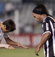 Neymar e Ronaldinho em partida entre Santos e Atlético-MG, em 2012  Foto: Miguel Schincariol/LatinContent via Getty Images
