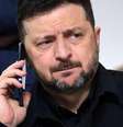 O presidente da Ucrânia, Volodymyr Zelensky, falando ao telefone celular  Foto: AFP via Getty Images / BBC News Brasil