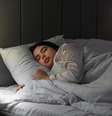 Dormir mal e usar telas antes de pegar no sono pode dificultar a perda de gordura abdominal  Foto: Shutterstock / Sport Life