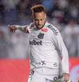 Neymar bate com a perna esquerda e abre o placar pro Santos - Foto: Raul Baretta/Santos / Jogada10