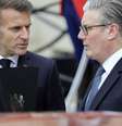 O presidente francês, Emmanuel Macron, conversa com o primeiro‑ministro britânico, Keir Starmer, no pátio do Palácio do Eliseu, em Paris, em 17 de abril de 2026, durante reunião de aliados que discutiu o envio de uma força multinacional para garantir a segurança e a livre navegação no estreito de Ormuz.  Foto: RFI