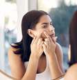 Cutucar a pele de forma contínua pode gerar consequências consideráveis Foto: PeopleImages | Shutterstock / Portal EdiCase