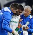 Andreas Pereira deixa o campo amparado no empate do Palmeiras contra o Remo  Foto: Cesar Greco/Palmeiras