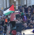 Yamal ergue bandeira da Palestina após conquista do Barcelona no campeonato espanhol  Foto: Reprodução/Redes Sociais