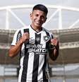 Thiago Almada em sua chegada ao Botafogo  Foto: Divulgação/Botafogo