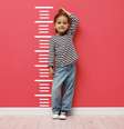 O desenvolvimento infantil sofre influência direta de hábitos como nutrição, rotina de sono, prática de exercícios e equilíbrio emocional  Foto: New Africa | Shutterstock / Portal EdiCase