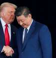 Trump e Xi Jinping de mãos dadas  Foto: REUTERS/Evelyn Hockstein/File Photo / BBC News Brasil