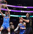 Chet Holmgren em enterrada na partida entre OKC Thunder e Los Angeles Lakers   Foto: Esporte News Mundo